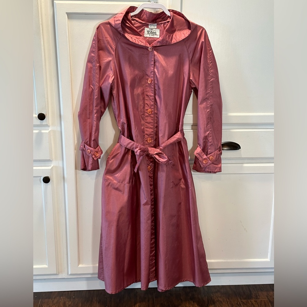 The Totes Coat pink super lightweight trench easily folded into a bag. Size M/L